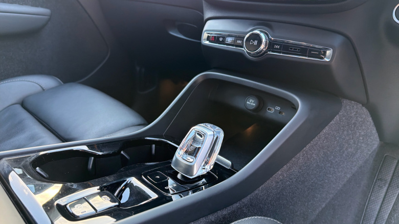 Volvo XC40 2.0 B3P Ultra Dark 5dr Auto Petrol Estate